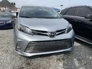 Toyota Sienna XLE AWD 2019 Silver
