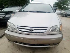 Toyota Sienna XLE 2002 Gold