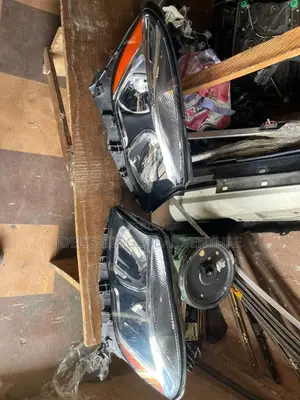 GLA250 Non Charger Set of Dubai Used Headlights