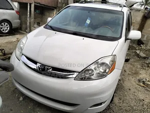 Toyota Sienna 2010 White