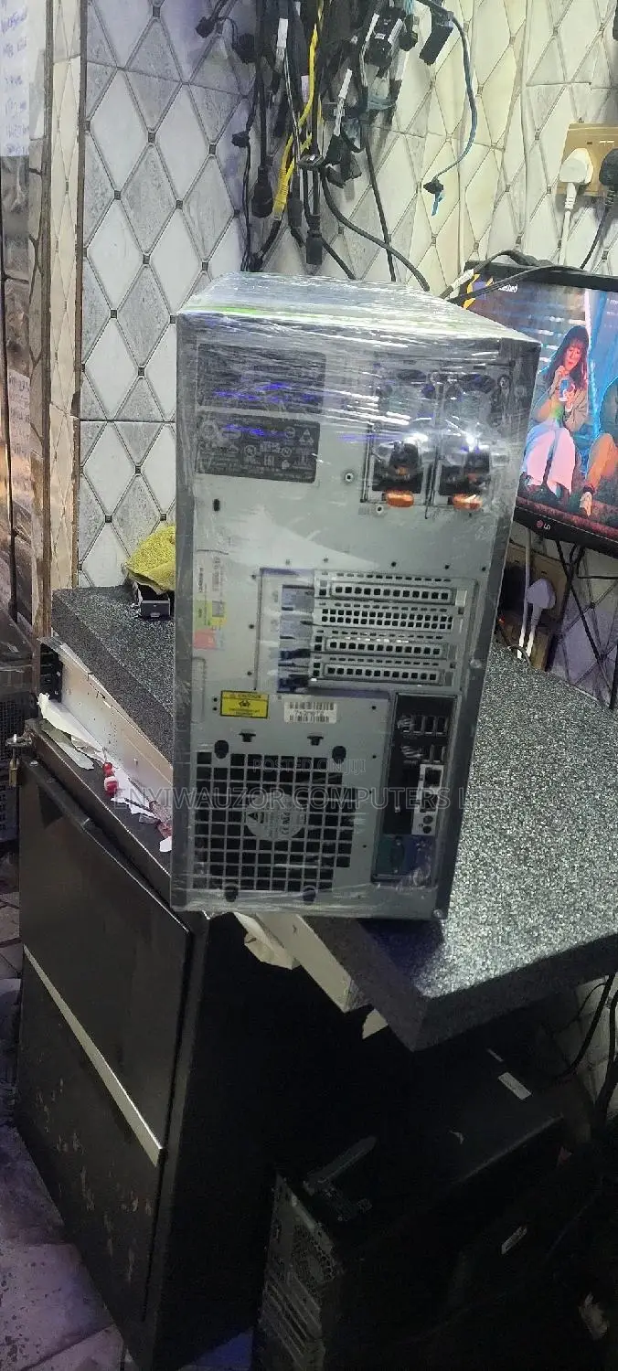 Desktop Computer Dell 16GB Intel Xeon HDD+SSD 1T