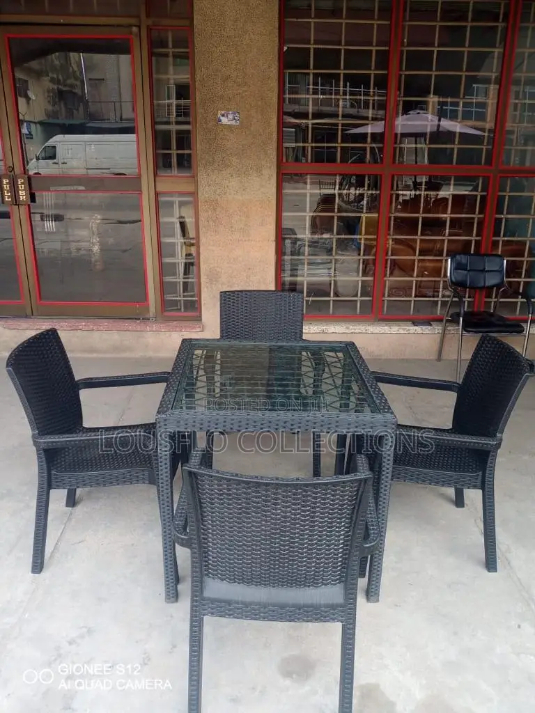 4 Seaters Plastic Single Rants Wit Glas Table