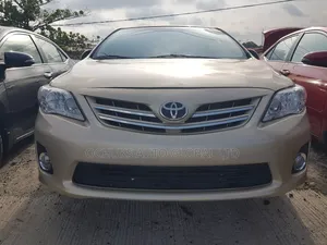 Toyota Corolla 2013 Gold