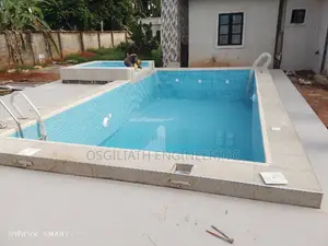 Luxuriously Built Swimming Pool With Jacuzzi