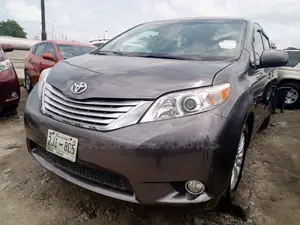 Toyota Sienna SE Premium 8 Passenger (3.5L 6cyl 6A) 2016 Gray