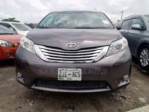 Toyota Sienna SE Premium 8 Passenger (3.5L 6cyl 6A) 2016 Gray