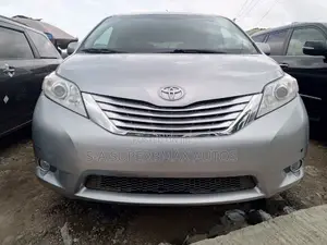 Toyota Sienna 2014 Silver