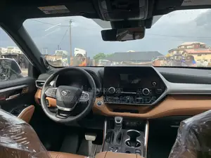 Toyota Highlander Platinum AWD 2023 White