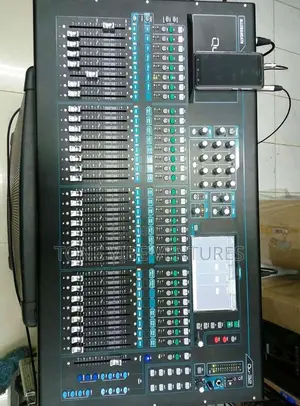 Alien and Heath Digital Mixer QU32