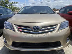 Toyota Corolla 2013 Gold