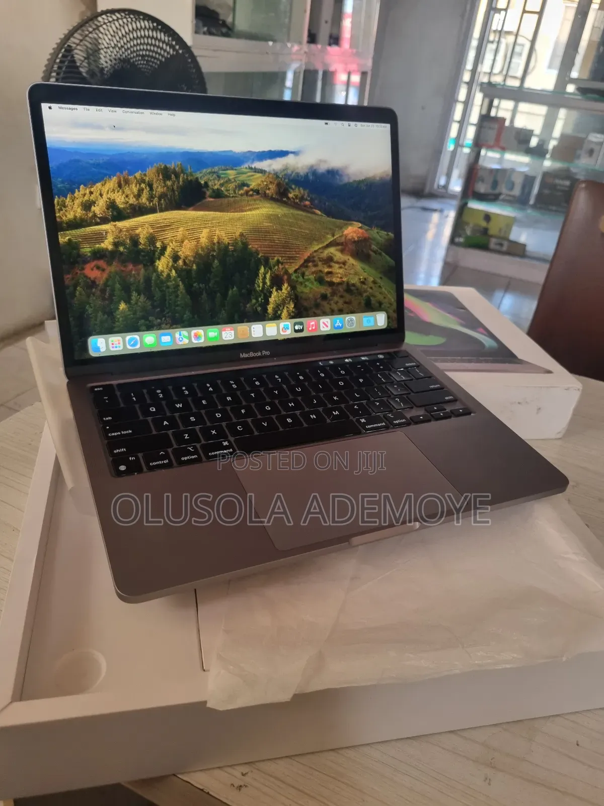 Laptop Apple MacBook Pro 2022 M2 8GB Apple M2 SSD 256GB