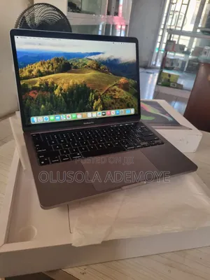 Laptop Apple MacBook Pro 2022 M2 8GB Apple M2 SSD 256GB