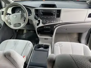 Toyota Sienna LE AWD 7-Passenger 2013 Silver
