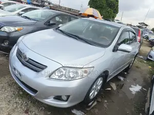 Toyota Corolla LE 4dr Sedan (1.8L 4cyl 4A) 2010 Silver