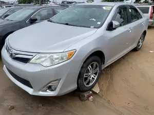 Toyota Camry XLE 4dr Sedan w/Prod. End 11/13 (3.5L 6cyl 6A) 2014 Silver