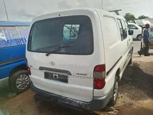 Toyota HiAce 2000 White