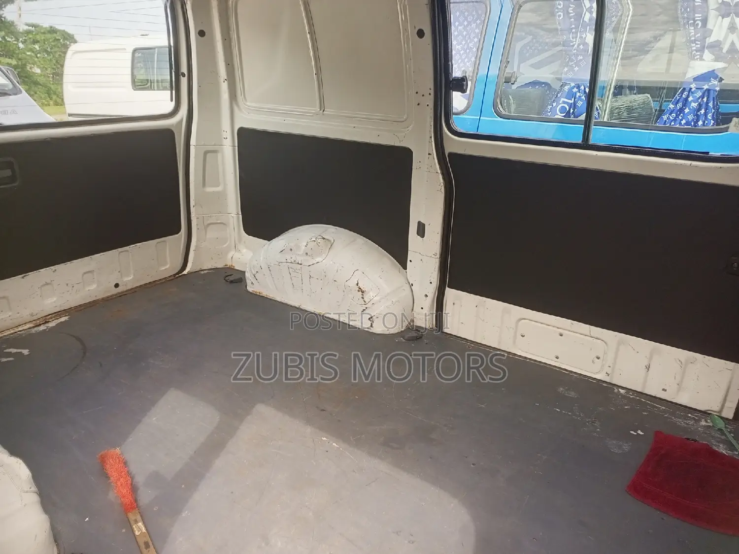 Toyota HiAce 2000 White