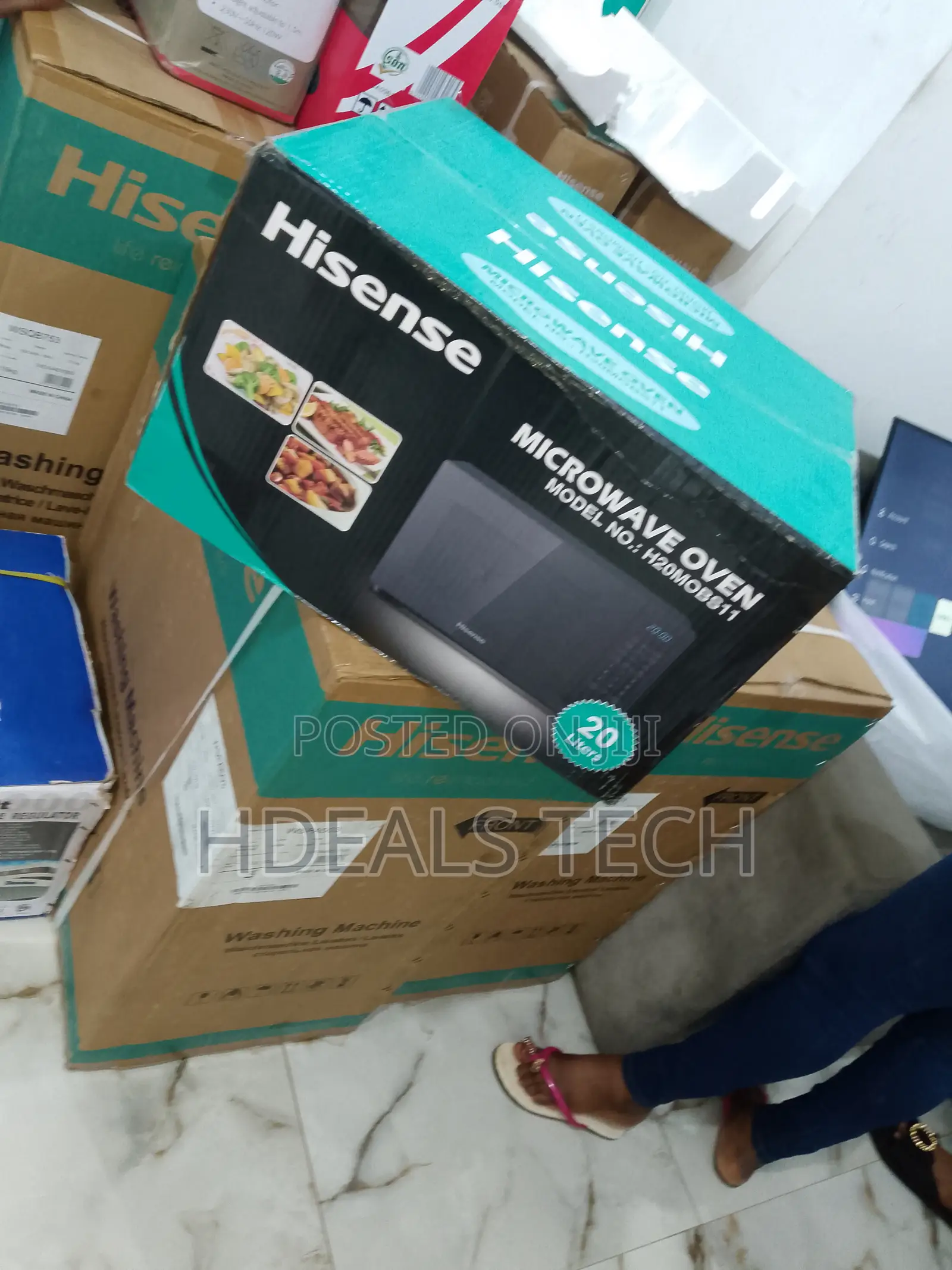 Standard 20 Litres Macro Waves | Hisense | Black.