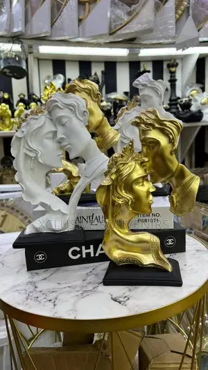 A Kiss of Love Couple Statue Modern Living Room Decoration