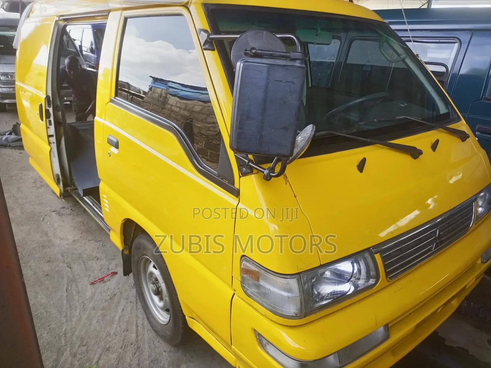 Mitsubishi Delica 2004 Yellow