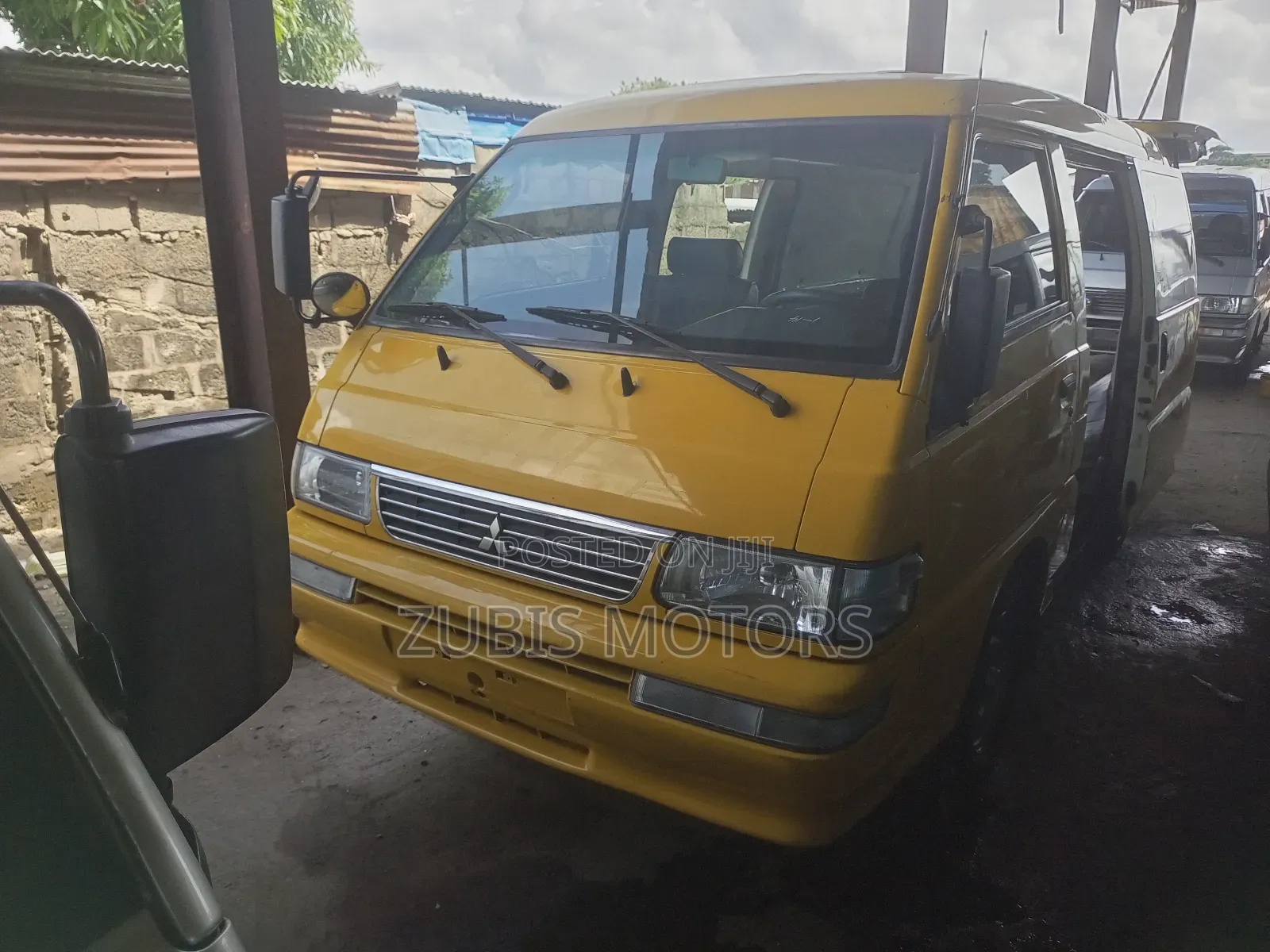 Mitsubishi Delica 2004 Yellow