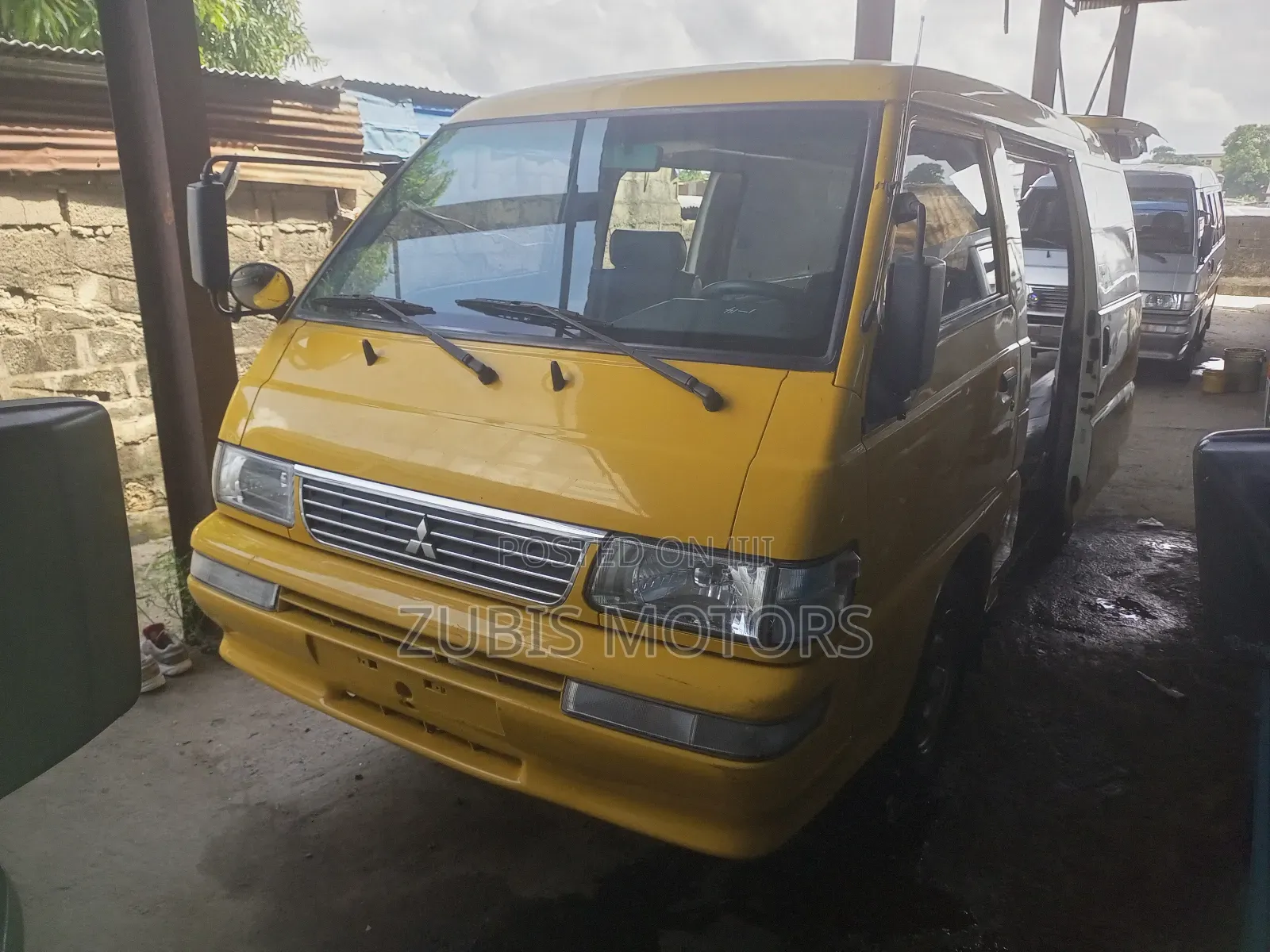 Mitsubishi Delica 2004 Yellow