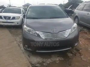 Toyota Sienna XLE FWD 8-Passenger 2013 Gray