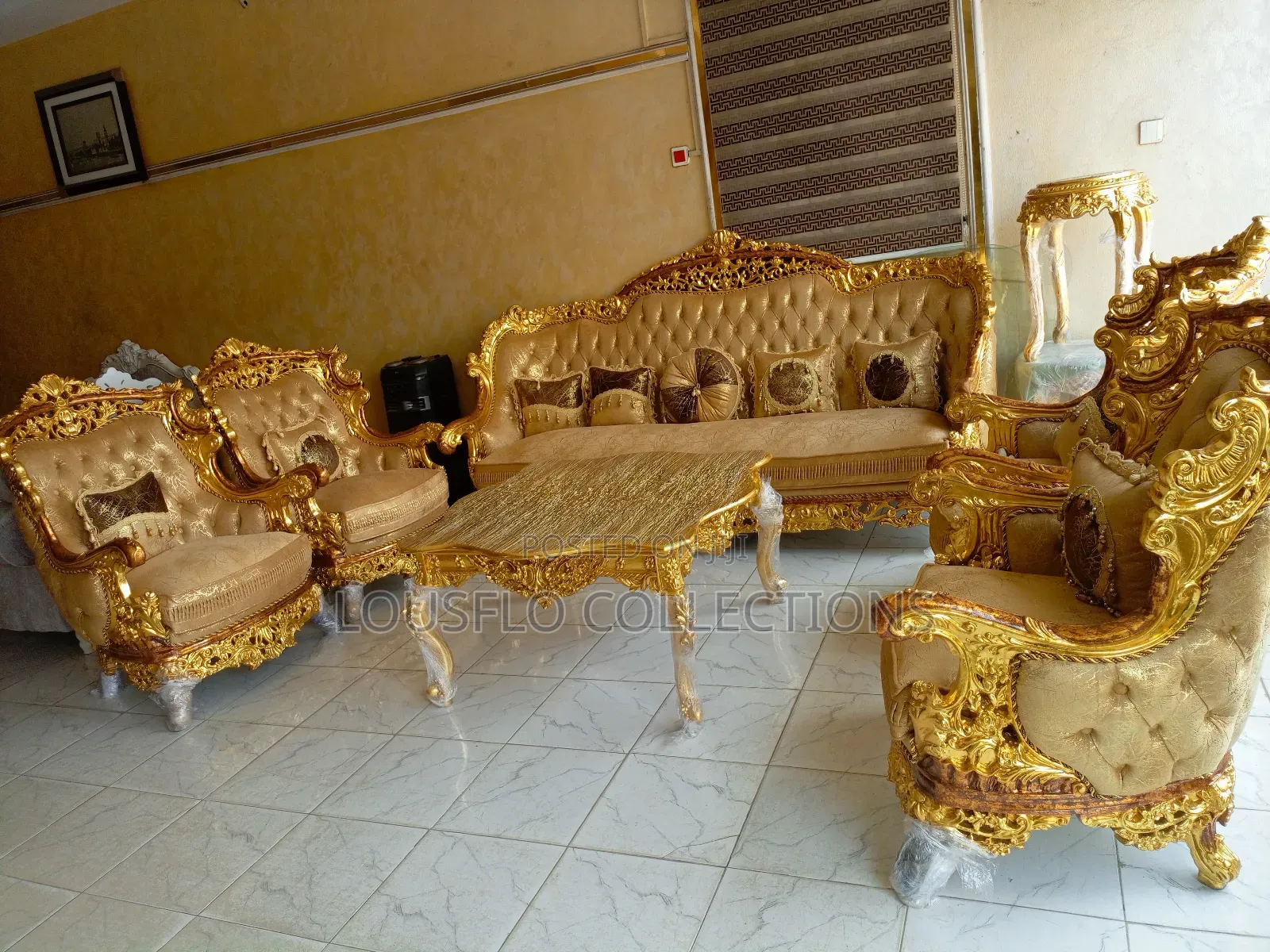 8 Seaters Quality Sofa With Table N 2 Sides Table