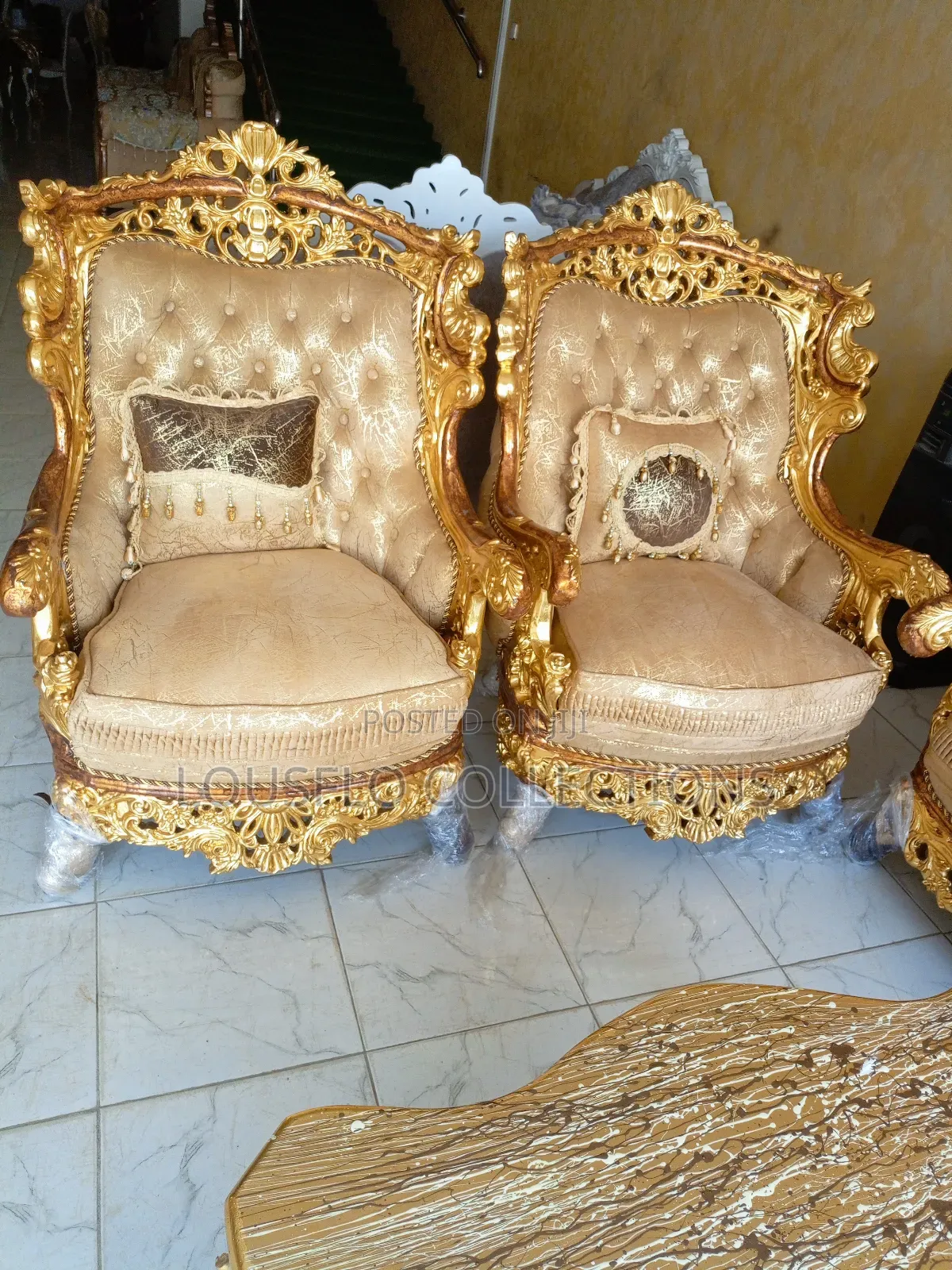 8 Seaters Quality Sofa With Table N 2 Sides Table