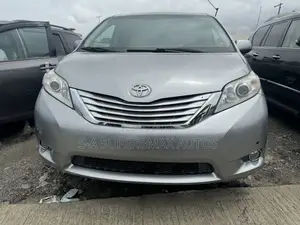 Toyota Sienna Limited AWD 7-Passenger 2013 Silver