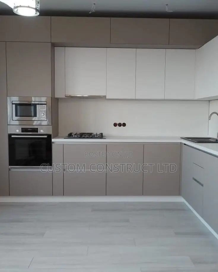 Classic Kitchen Cabinet With Functional Accessories