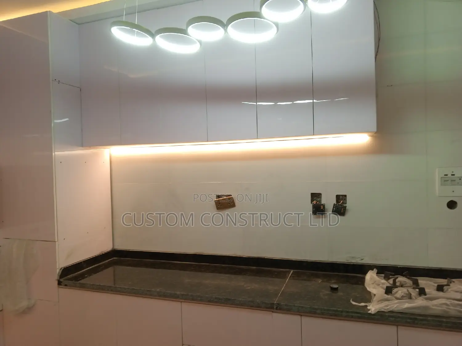 Classic Kitchen Cabinet With Functional Accessories
