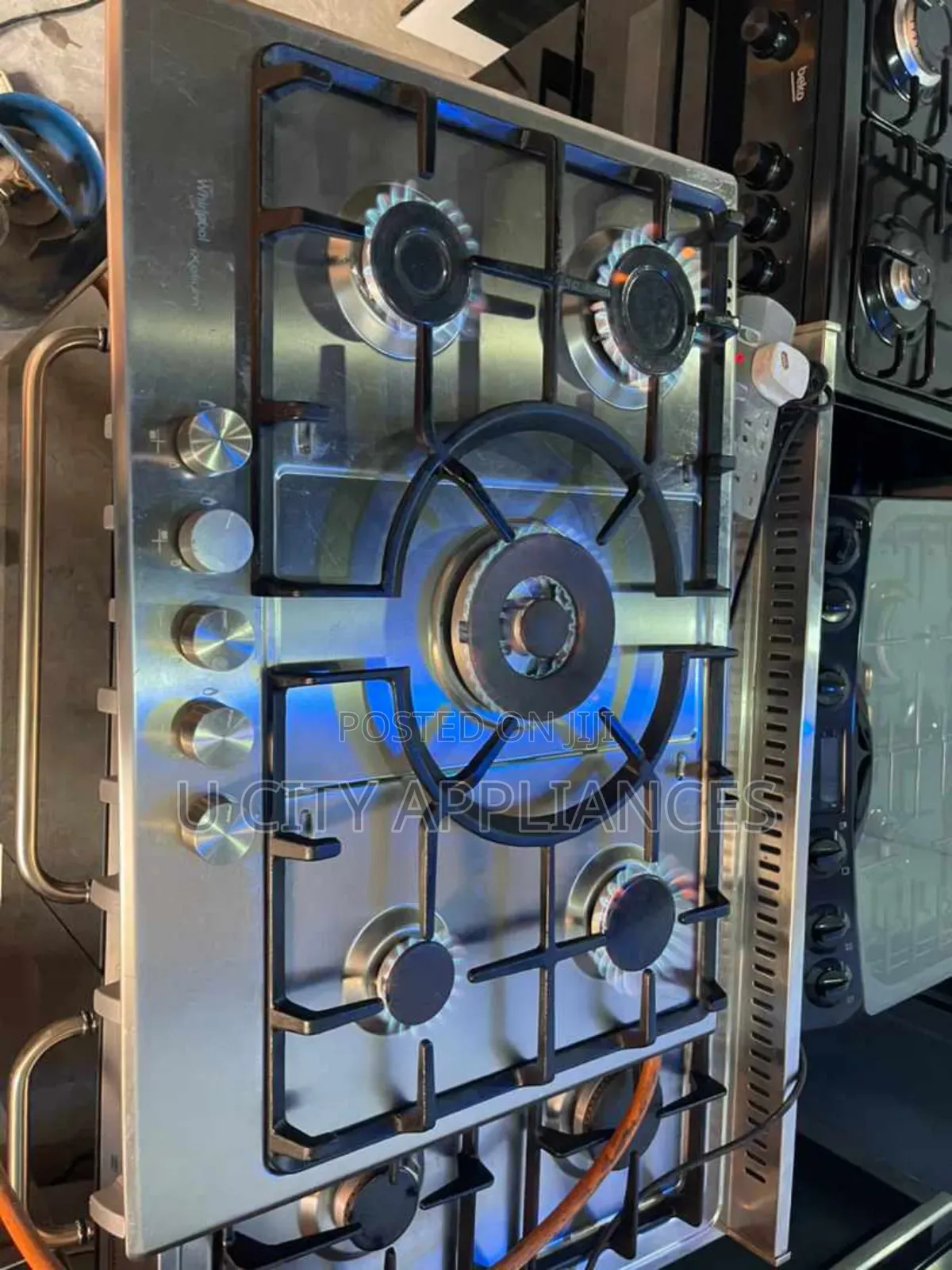 Five Burners Inbuilt Gas
