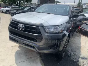 Toyota Hilux 2023 Gray