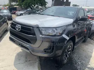 Toyota Hilux 2023 Gray