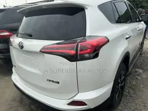 Toyota RAV4 SE AWD (2.5L 4cyl 6A) 2017 White