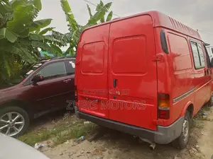 Ford Transit 2000 Red