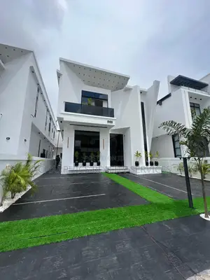 5bdrm Duplex in Chevron for sale