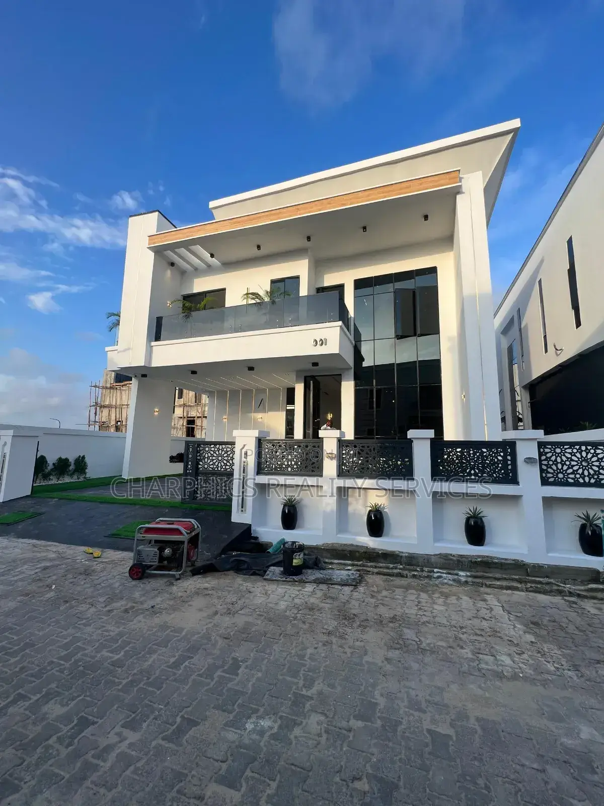 5bdrm Duplex in Chevron for sale