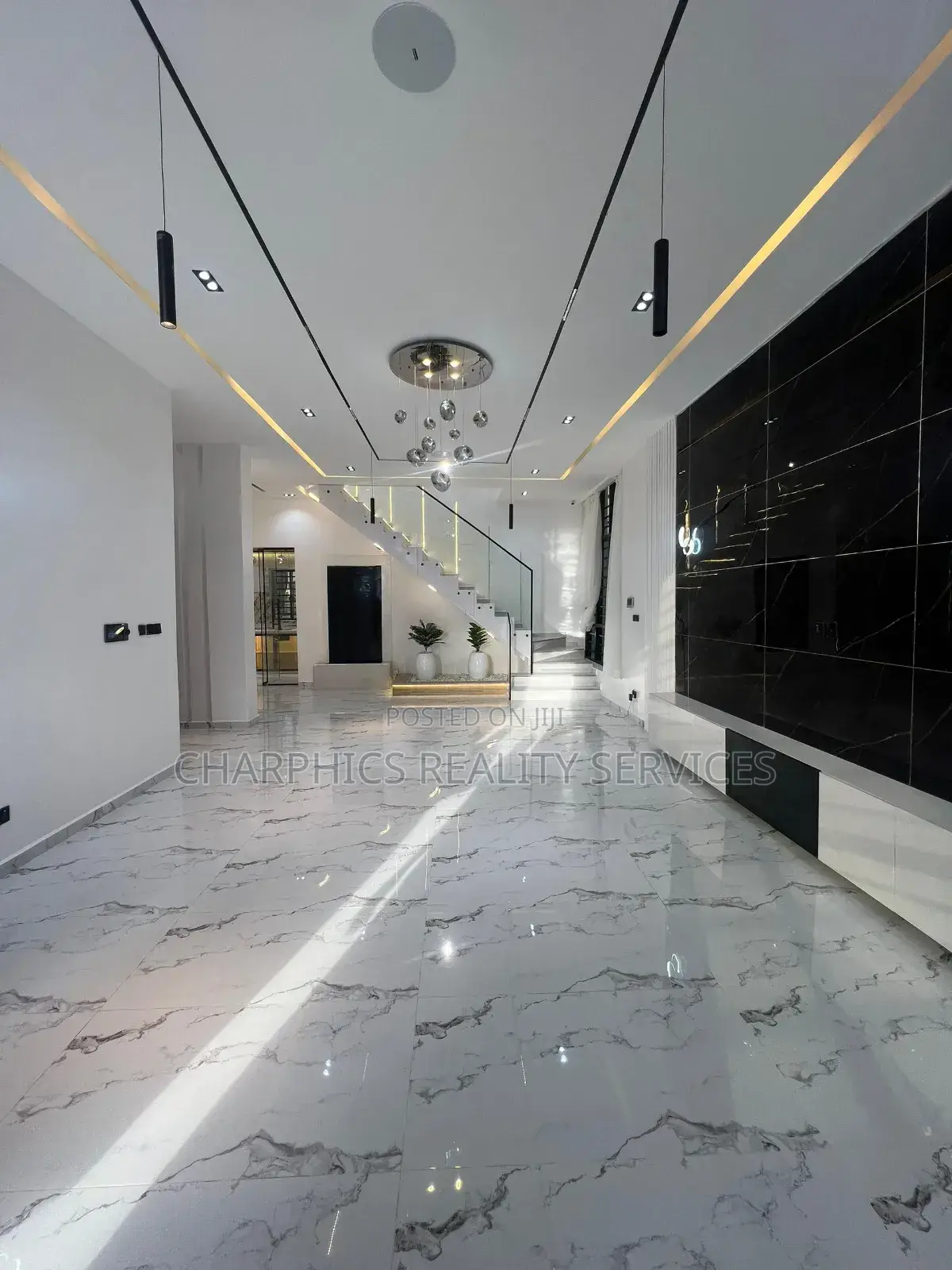 5bdrm Duplex in Chevron for sale