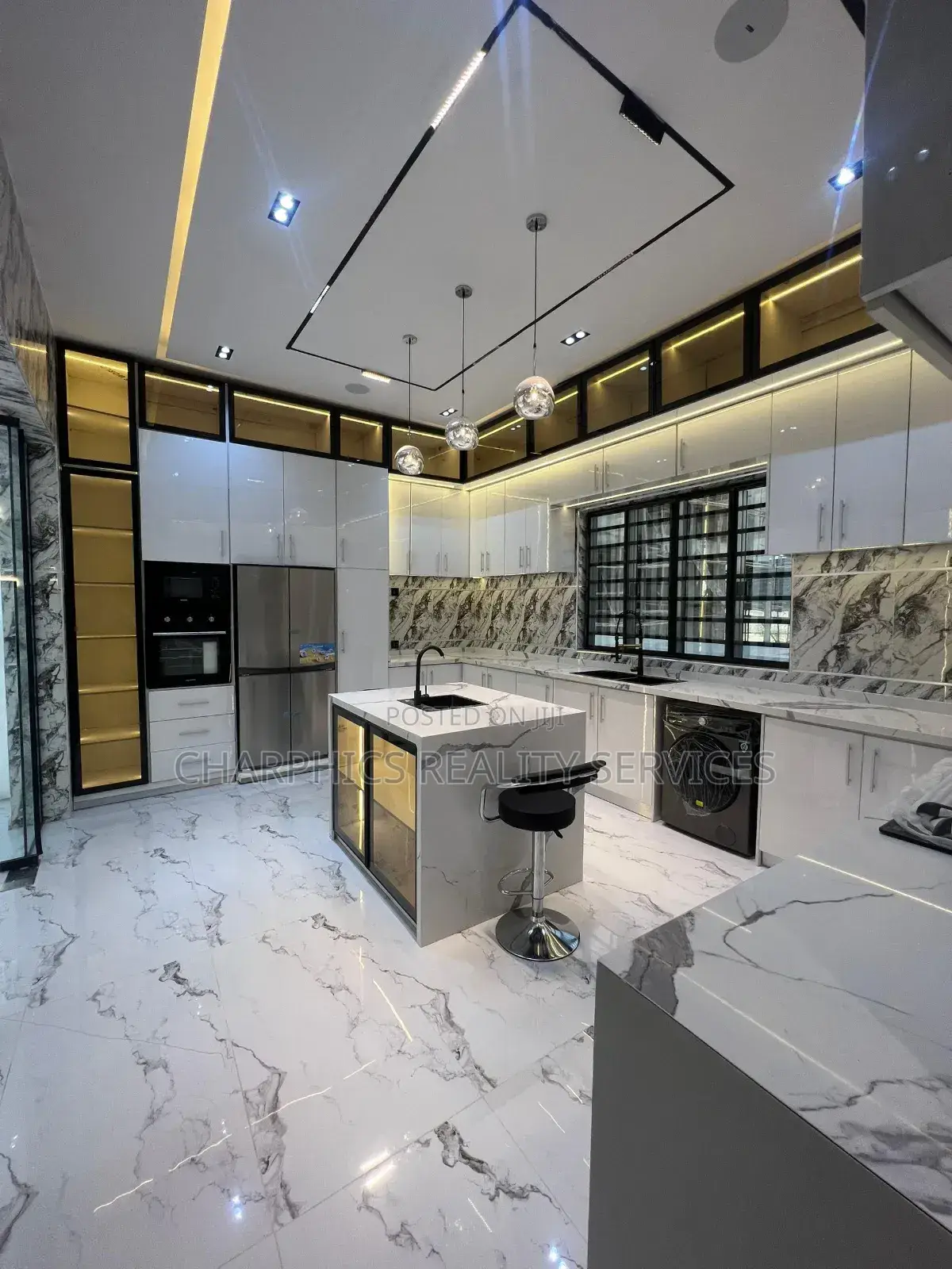 5bdrm Duplex in Chevron for sale