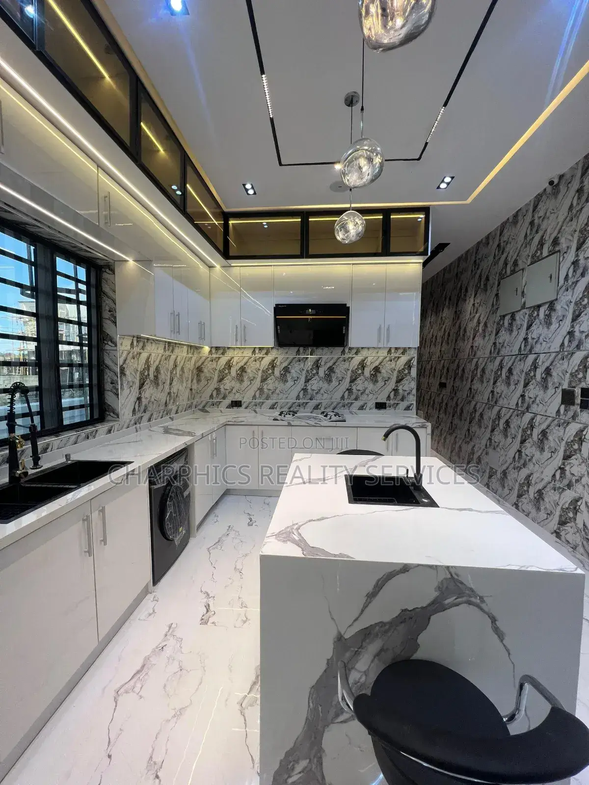 5bdrm Duplex in Chevron for sale