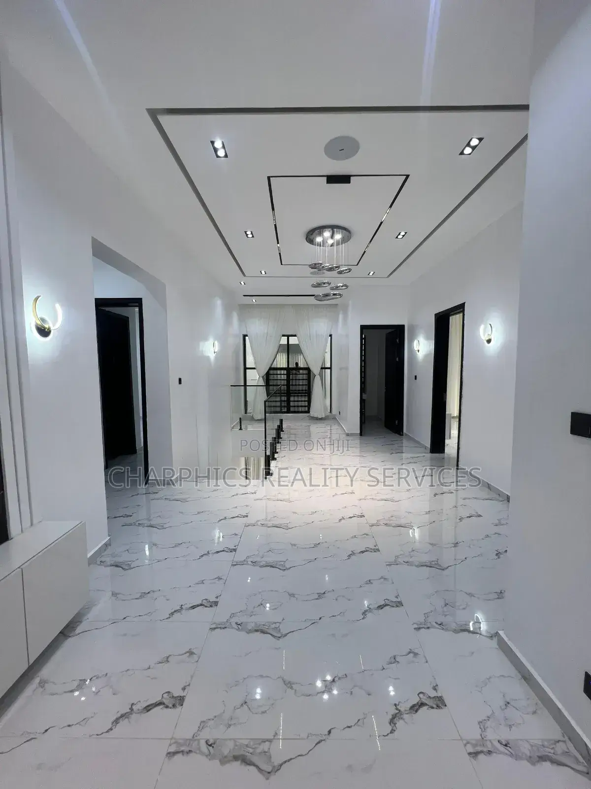 5bdrm Duplex in Chevron for sale