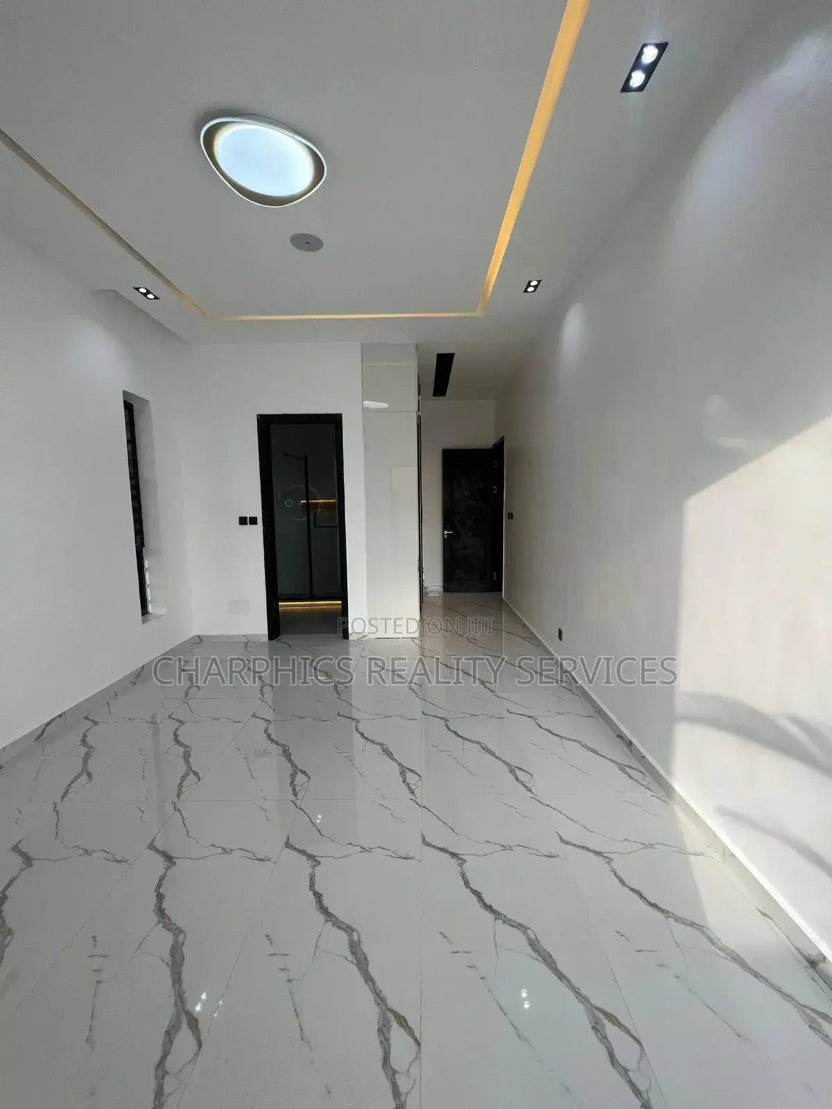 5bdrm Duplex in Chevron for sale