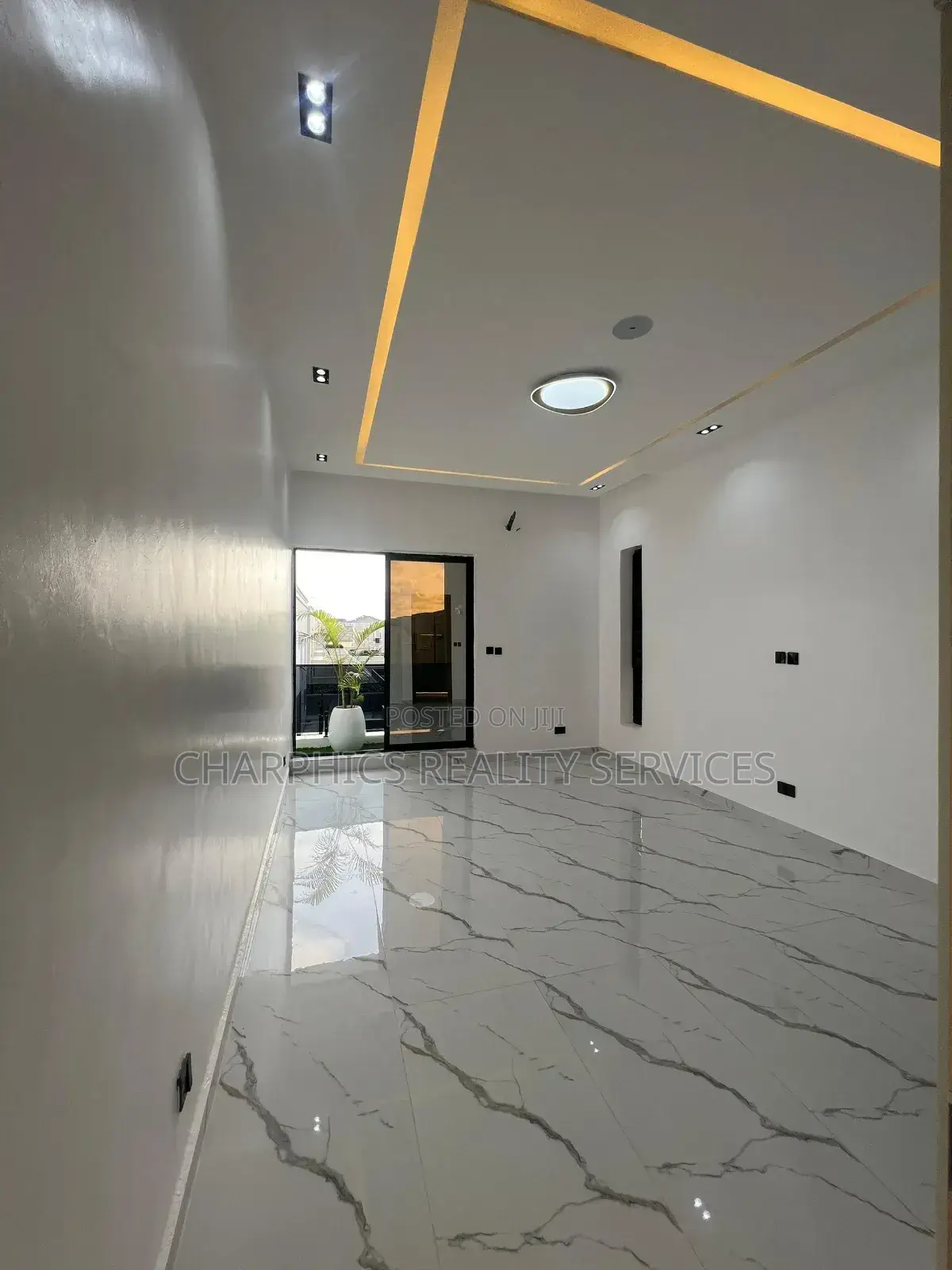 5bdrm Duplex in Chevron for sale