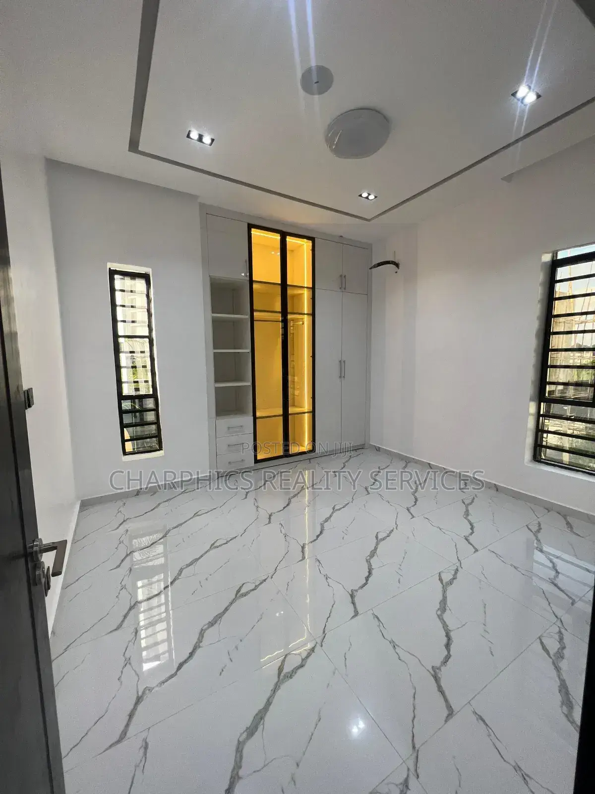 5bdrm Duplex in Chevron for sale
