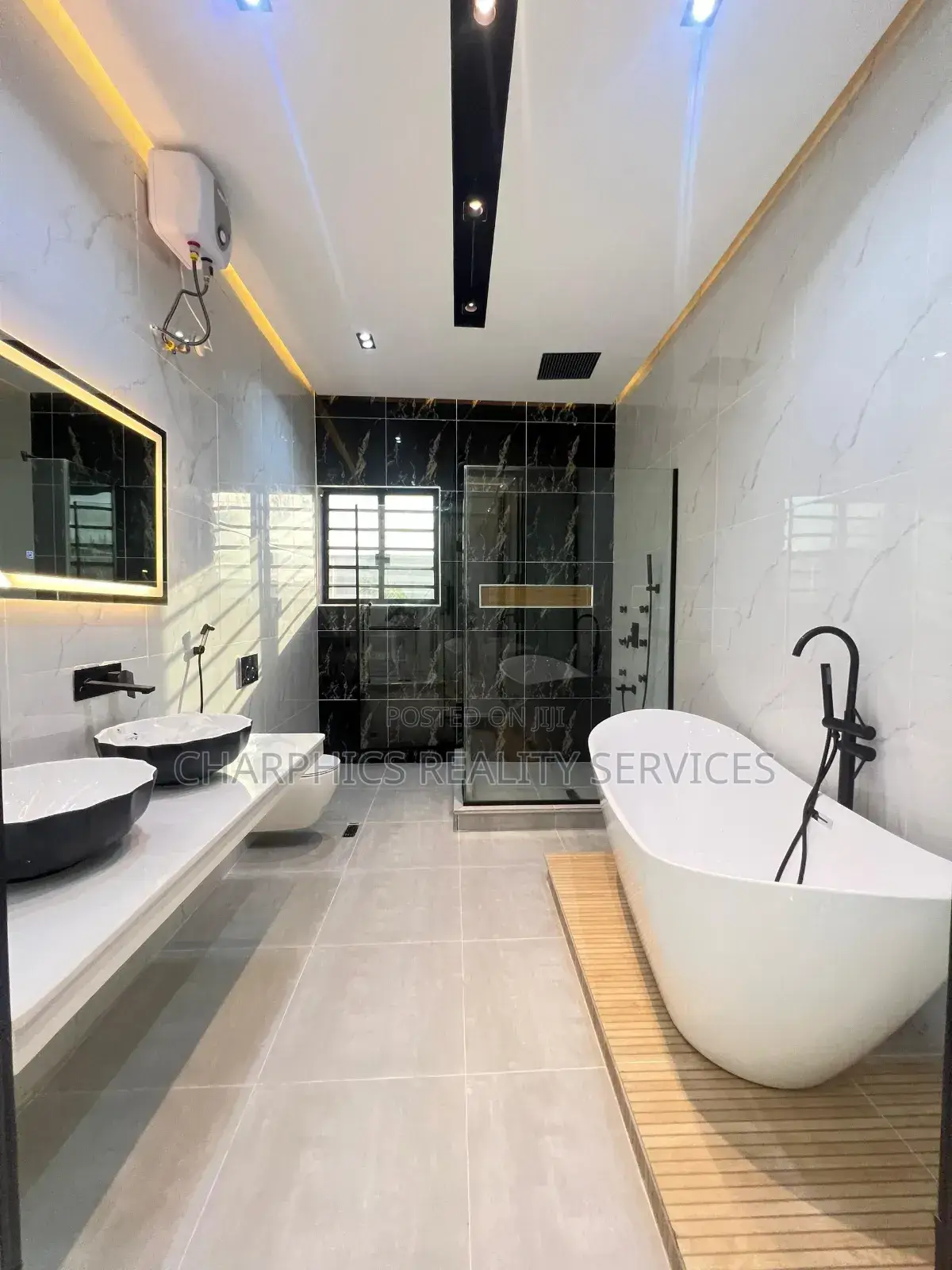 5bdrm Duplex in Chevron for sale