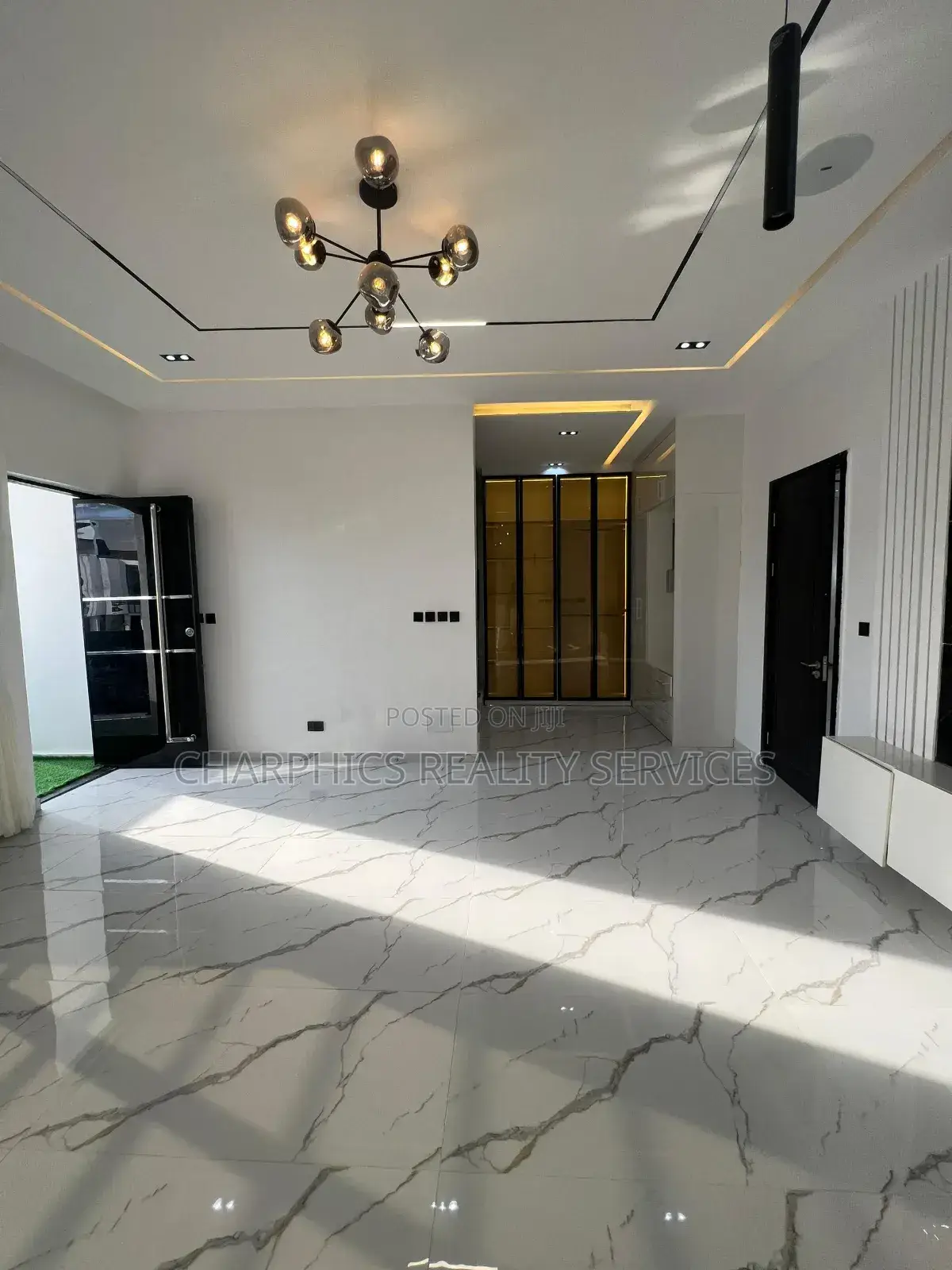 5bdrm Duplex in Chevron for sale