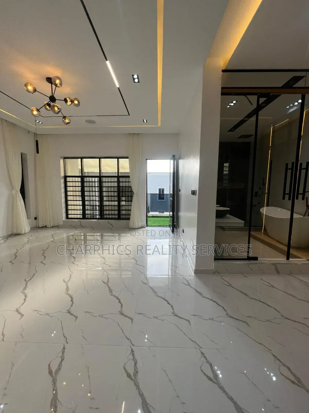 5bdrm Duplex in Chevron for sale