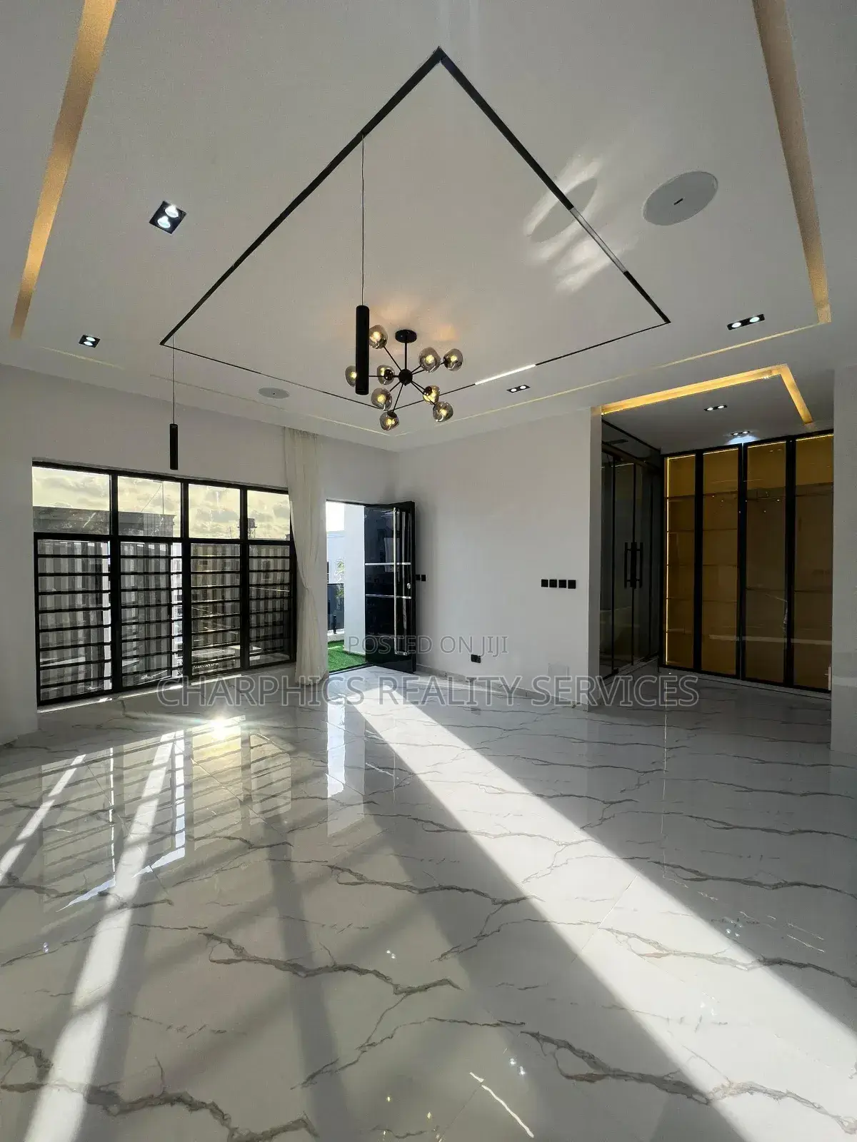 5bdrm Duplex in Chevron for sale